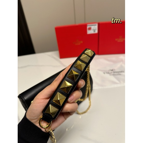 2023.11.10 P215 (with box) size: 2715VALENTINO New Shoulder Backpack Handbag Decorated with Metal Vlogo Signature~Decorated with the iconic One Study, the flip bag has a slim body! The iconic spike element on the chain shoulder strap is quite elegant ✅