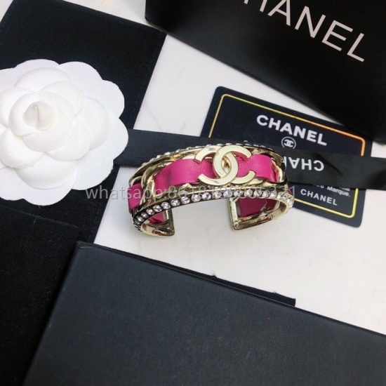 July 23, 2023 ✨ CHANEL's new autumn and winter collection counter synchronizes genuine leather bracelets, exclusively for women's Chanel ✨ Individualized design, imported hardware, self purchased original version, creating a reliable essential item for ce