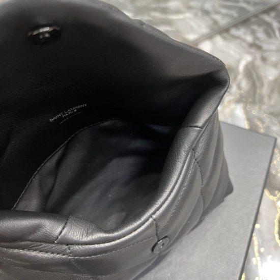 20231128 batch: 570 black with black buckle Loulou buffer_ The trumpet carrying a bag is coming! The whole bag is made of soft Italian sheepskin, paired with Y family diagonal stripe stitching technology. It has a soft texture front flap bag, paired with 