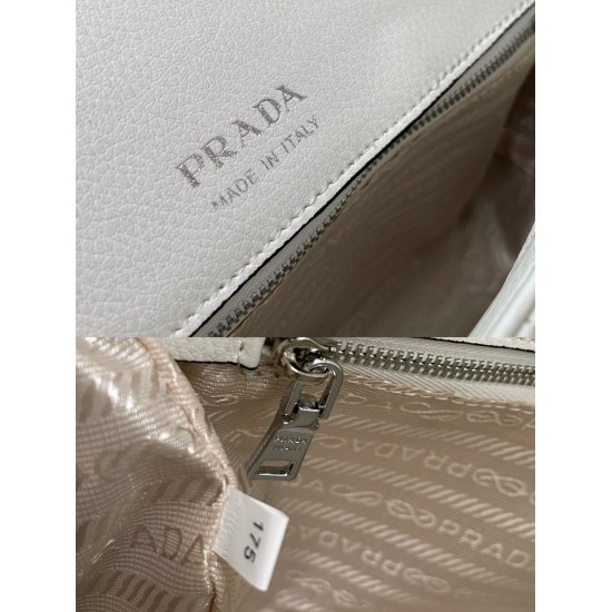 2023.07.20 Prada Prada's Best Selling Recommendation! Cowhide paired with original hardware is unique and unique, with luxurious and elegant decorations to meet different occasions and clothing. The counter matches the version! Size: 26 * 16 * 6cm Model n