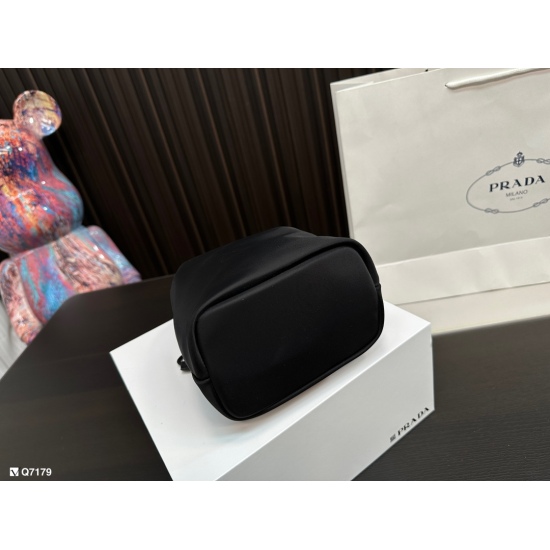 2023.11.06 175 folding box Prada bucket not only holds cute! The Prada in children's size is too cute~Prada's small bucket is too cute. The nylon material is lightweight and can fit with a silver chain, making it more exquisite and flexible. It should not