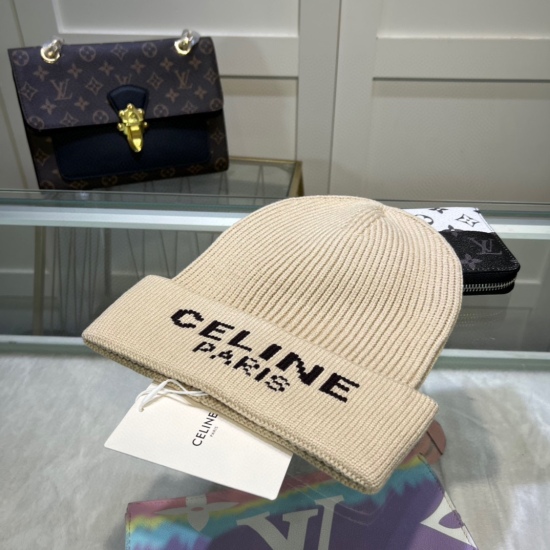 2023.10.2 P45, Celine Double Layer Wool! Precious and precious soul hat! Customer supplied colored yarn. Each color is very beautiful! Classic! The feel is soft and greasy. Don't compare it to ordinary hats on the market. Is the yarn provided by customers