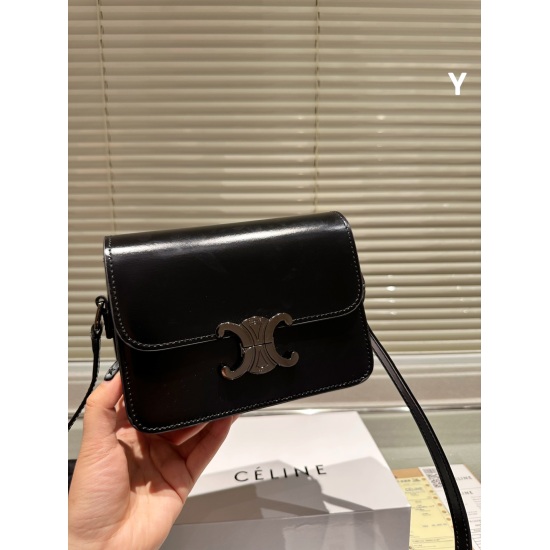 2023.10.30 Box Cowhide P230 | Celine Box Triumphal Arch Box Tofu Bag Celine Box Tofu Bag Triumphal Arch Series Highly Recommended! Triomphe is the best-selling feature for those who pursue practicality and love Celine. This bag has been designed for the c