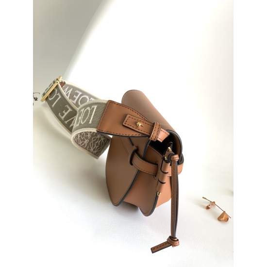 20240325 P780 L ⊚℮℮℮ New MiNi Gate Arrived at Luojia New Version Logo Embroidered Weaving Wide Shoulder Strap Saddle Bag Body Made of Soft Cow Leather Refined with Detachable Shoulder Strap * Single Shoulder, Crossbody, Waistpack, Chest Hanging * Magnetic