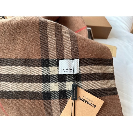 2023.11.17 150 box size: 45 * 190cm Burberry double-sided cashmere scarf! Highly recommended scarf for explosive products! It can be used on both sides, with one knight logo and one classic plaid pattern. It's really great for personal use and gift giving
