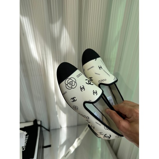2023.11.05 P320 Certified Xiaoxiang New Product Lefu Shoes look very pleasing, with a round toe that complements the skinny feet. The upper feet give off a retro feeling of the 1980s and 1990s, as well as a new European and American runway show. The popul