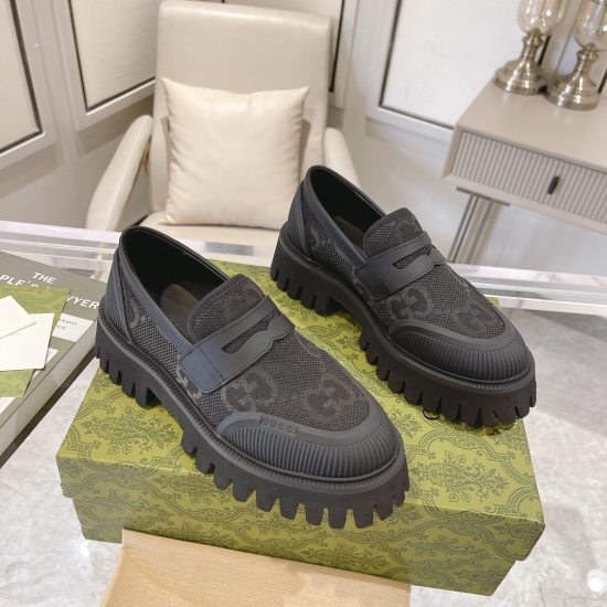 On December 19, 2023, the P250 men's+10 Gucci Spring and Autumn new Lefu shoes cleverly use unique design elements to inject fresh vitality into the collection design. This fashionable unisex loafers are crafted with camel and ebony GG canvas, showcasing 