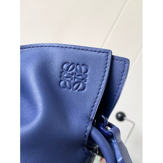 20240325 P950 Flamenco Handheld Bag is made of imported Nappa calf leather/letter shoulder straps with drawstring tightening and iconic coiled knots. This monochrome version is made of Nappa calf leather and comes with matching hardware, jacquard straps, 