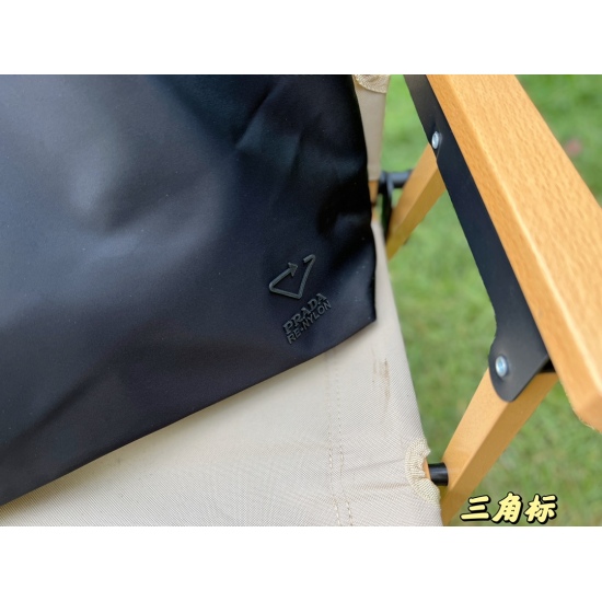 2023.11.06 160 No Box (Triangle) size: Bottom width 40 * height 30cm Prad Tote bag (shopping bag:) is made of specialized nylon fabric! Lightweight! Comfortable! Extremely practical! Another timeless shopping bag: