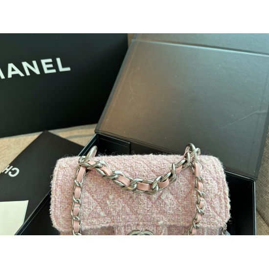 255 box size: 19 * 13cm is worth buying!!! Xiaoxiang's 23s. The woolen pink postman bag, the pink little princess, looks at it flickering! Retro and shining!