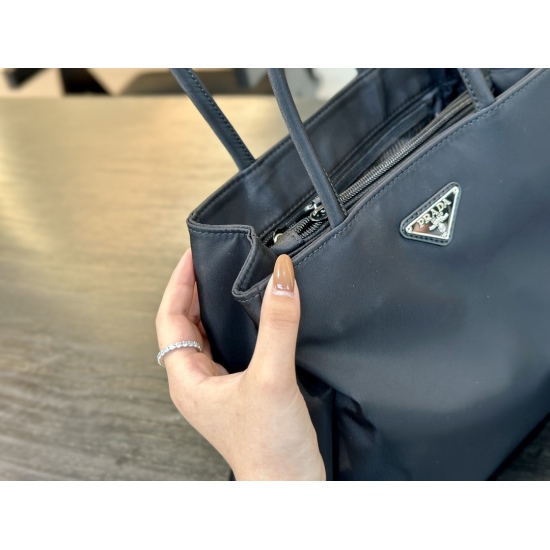 2023.11.06 180 size: 31 * 24cm Prada nylon underarm bag Prada, this hobo like underarm bag is fashionable, lightweight, and versatile, making it the king of cost-effectiveness
