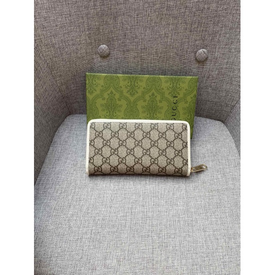 2023.07.06 Gucci launched multiple models of horse buckle accessories in the 1955 series, beige/ebony GG Supreme canvas, made with eco-friendly technology. Brown leather details, gold tone accessories, cloud weave fabric, and suede lining are used