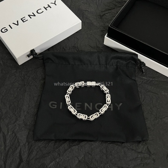 July 23, 2023.01 Givenchy Givenchy bracelet, a high-end quality store with the same material and exclusive live shot, uses metal materials to manually assemble the (G) shaped chain link, presenting a rough, modern and neutral style, fashionable pieces, da