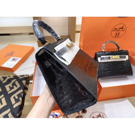 2023.10.29 Herm è s p 260 150 Kelly Collection Herm è s Classic! Speaking of Hermes, the two classic package styles Birkin and Kelly couldn't help but come to mind! The exterior design has Kelly's elegance and intelligence, and the 