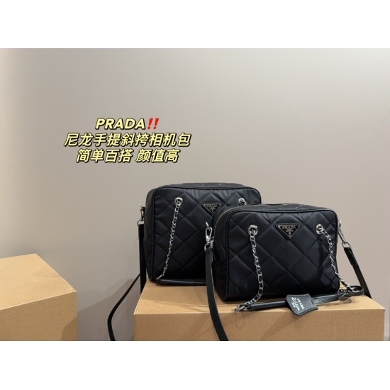 2023.11.06 Large P205 ⚠ Size 25.20 Small P195 ⚠ Size 22.16 Prada PRADA nylon handheld crossbody camera bag is simple and versatile, with high appearance value. The first choice for daily outings is trendy, cool, fashionable, and must be included for boys 