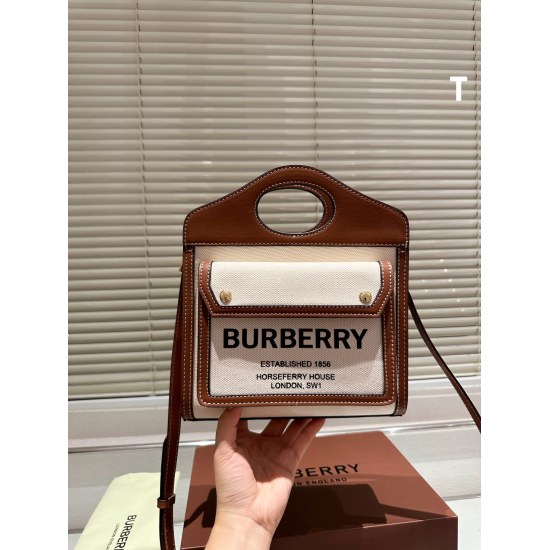 2023.11.17 P205 Autumn's First Bag | The Burberry Postman Bag is indeed the most suitable bag for autumn. It can be carried and shouldered, with a super large capacity. The entire bag is square, retro and cute, perfect for autumn. Not only do you need mil