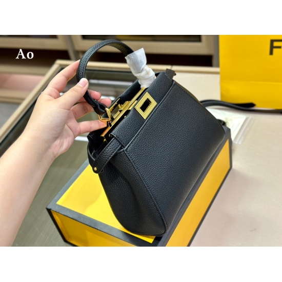 2023.10.26 195 comes with a foldable box size of 23 * 18cm. The Fendi peekaboo series 