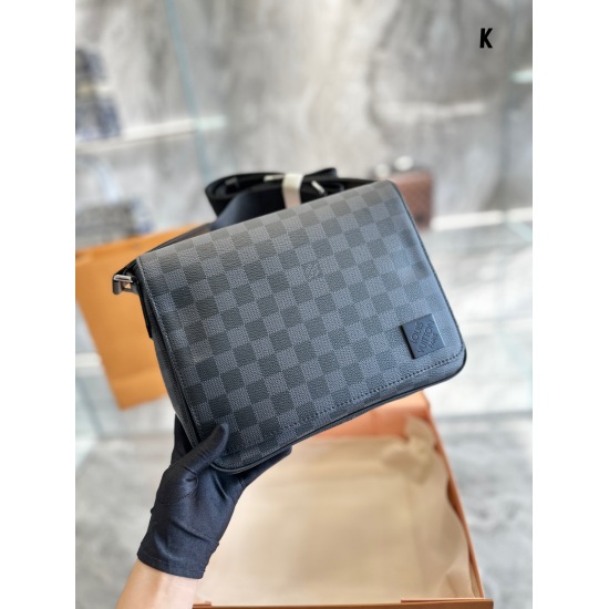 2023.10.1 PVC p230Lv/OUTDOOR Postman Bag Specification: L26.0xH20.0xW10.5cm Men's Bag Recommendation~Iv Outdoor Postman Bag is a must-have for commuting bags. I really recommend this one, it can be cross slung, one shoulder, can also be used as a chest ba