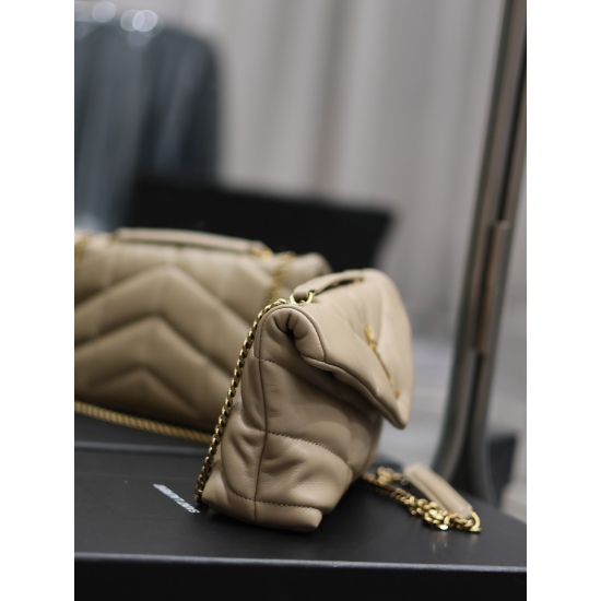 20231128 batch: 650 apricot colored gold buckle double chain Loulou Puffer mini_ Mini size double chain bag is here! The whole bag is made of soft Italian sheepskin, paired with Y family diagonal stripe stitching technology. It has a soft texture front fl