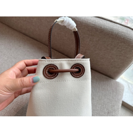2023.11.17 220 box size: 16 * 18cmBur | Knocking cute bucket bag~Cream white canvas paired with chocolate shoulder strap color and gold buckle too OK