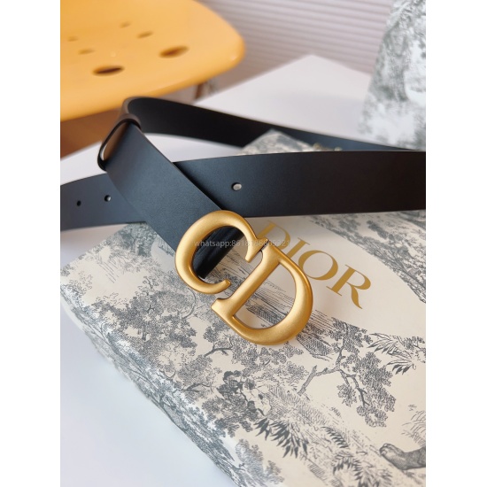 On August 7th, 2023, Dior Dior's saddle belt is a classic accessory. Smooth cow leather creates a smooth texture and elegant temperament. Featuring a retro gold decorative metal CD belt buckle, the design is slim and can be paired with skirts, pants, or d