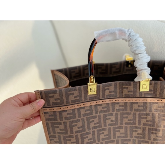 2023.10.26 260 No Box Size: 35 * 30cmF Home Fendi Peekabo Shopping Bag: Classic tote design! But the biggest feature of this one is: portable: crossbody! Advanced, concise and grand!