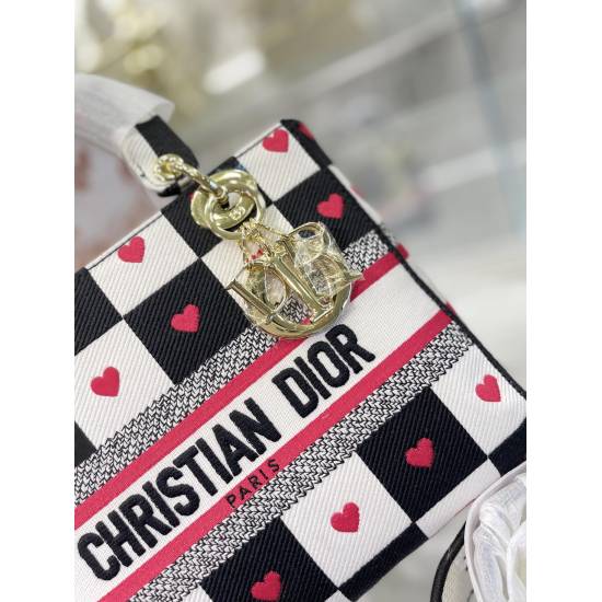 On October 7th, 2023, Dior Princess Embroidery Bag was originally a top-level p315 Dior Lady Life Constellation Embroidery Limited Edition Bag. In Venice, Macau, a 2022 new Lady life milky white Dior Constellation Embroidery Bag was introduced, which can 