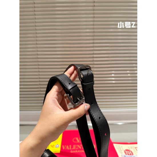 2023.11.10 P200/P195 Folding gift box Valentino LOCO small black bag with two shoulder straps unlocks fashionable charm cool and cute The most beautiful girl in the whole street is 28cm 20cm