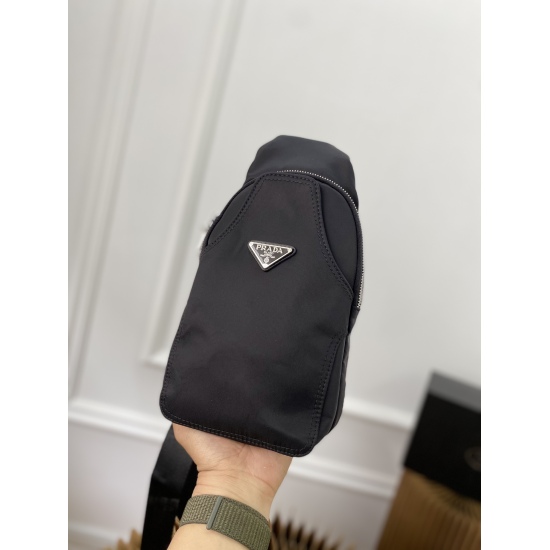 2023.11.06 P140 PRADA Nylon Triangle Breast Bag for Men's One Shoulder Backpack is exquisitely inlaid with exquisite craftsmanship, making it a classic and versatile item. Original factory fabric delivery small ticket dustproof bag 30 x 16 cm