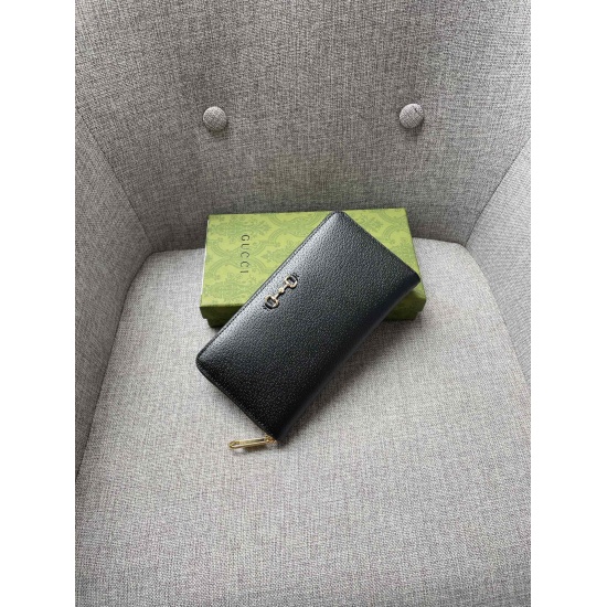 2023.07.06 the new autumn and winter 2022 collection design elements derived from the brand's equestrian roots inject a touch of luxury into this black leather wallet. Number: 700464 Size: 19 * 10.5 * 2