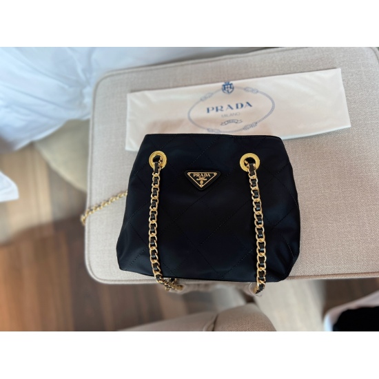 2023.11.06 195 Boxless Size: 22 * 20cm Prada Vintage Nylon Chain Parachute Bag, I really fell in love with it at a glance! Spring, summer, autumn, and winter can be fully versatile! The bag itself looks great! ⚠️ Original order channel goods!