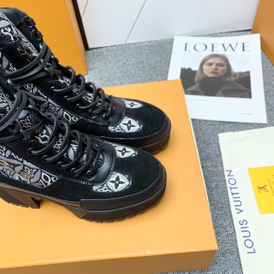 2023.12.19 L * V Louis Vuitton Counter 2021 Latest Top Edition LV Short Boots Flamingo Medal Lace up Short Boots Full Leather Thick High Heels Martin Boots, Made of Authentic Materials! All made of 100% genuine leather! Copy the original 1:1 material! Mod