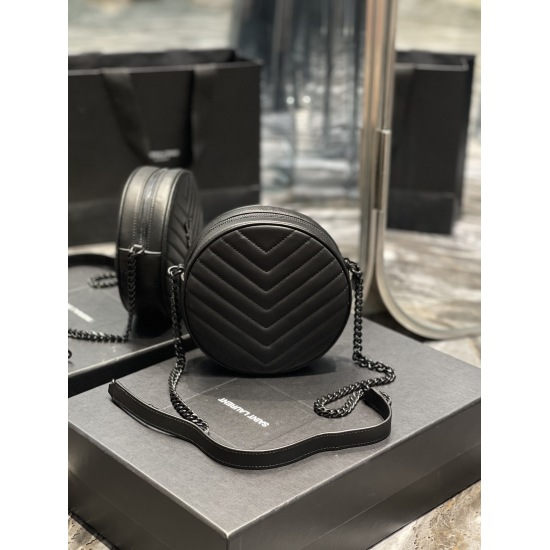 Batch 20231128: The latest VINYLE cute round bag from the 570 counter is on the market! Carefully crafted with imported Italian cowhide, it is lightweight and has a particularly delicate touch! The V-shaped stitching on the surface is full and understated