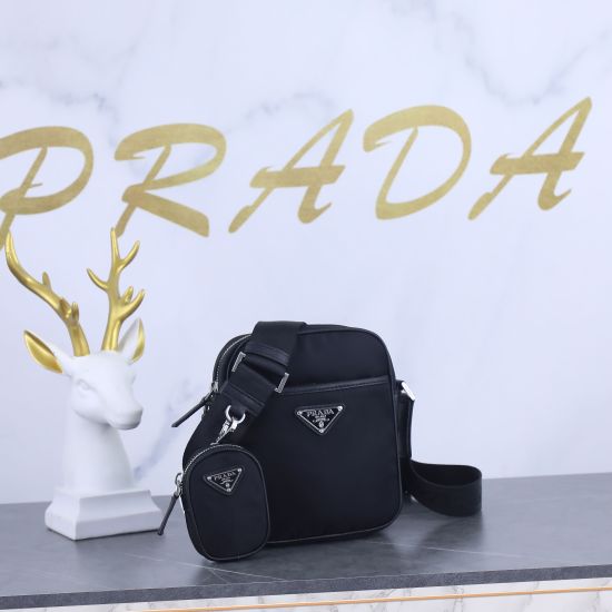 March 12, 2024, batch 410 P latest models! The modern nylon crossbody bag model 2VH112 is equipped with detachable small bag decorations and spacious internal compartments, making it quite functional. Saffiano leather trim elevates the design style. Nylon
