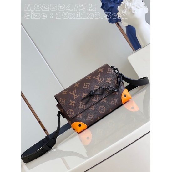 20231126 P870 [Exclusive Real Shot M82534/Matching Version] This Steamer mini handbag is made of Monogram Eclipse canvas and draws chain and needle elements from the Louis Vuitton Steamer hard case. Suitable size to accommodate travel needs, paired with a