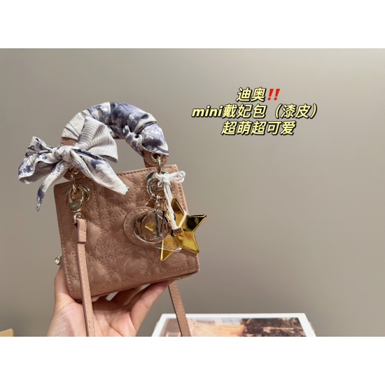 2023.10.07 P225 complete packaging ⚠️ Size 12.11 Dior Super Mini Daifei Bag (patent leather) with scarves, star hanging accessories, versatile, classic and exquisite, an invincible giant cute collectible, showcasing its beauty