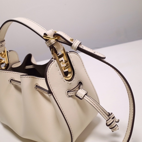 2024/03/07 p890 [FENDI Fendi] New mini handbag with drawstring opening and closing design, made of imported leather and full grain leather in the same color scheme. Equipped with internal compartments and gold metal parts. Equipped with a handle or detach