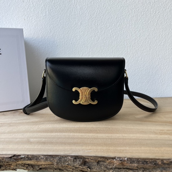20240315 P1000 New Product Launch~CE launches a new Arc de Triomphe Saddle Bag this season, which features the classic saddle semi-circular contour ➕ The golden buckle of the Arc de Triomphe upholds the classic aesthetic style of CE, integrating exquisite