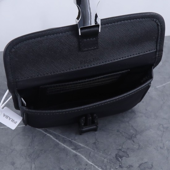 On March 12, 2024, a new batch of 430 boxes with a new mini style messenger bag 2ZH108 was shipped. The mini messenger bag has a super unique shape, which is definitely worth buying for the current super popular trend of small bags! And there is an inexpl