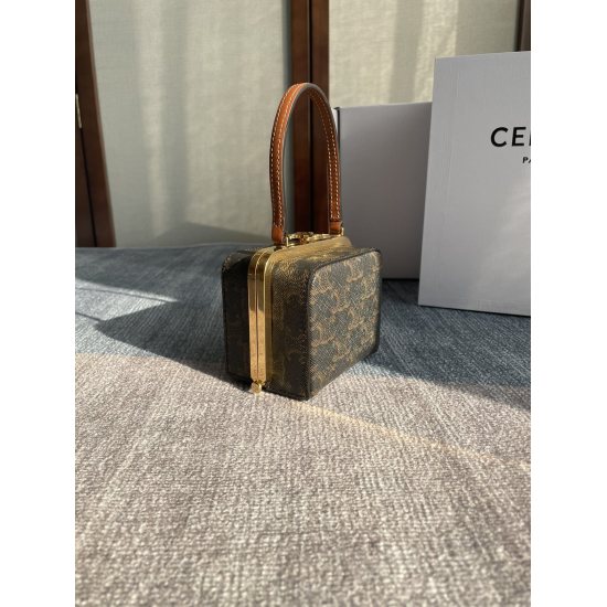 20240315 P1060 CELINE 2021 Autumn/Winter Small Box Bag features a square and angular silhouette with a retro feel, making it very noble and elegant. The beautiful design of the Arc de Triomphe lock is also clever, with a strong aura that can be perfectly 