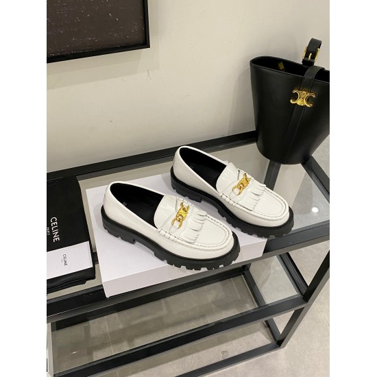 20240403 310 Celine Arc de Triomphe Thick Bottom Flowing Suo Lefu Shoes are truly amazing. The hollow out Arc de Triomphe gold buckle continues the classic black and gold color scheme, with a retro fringe design that is very versatile and friendly to youn
