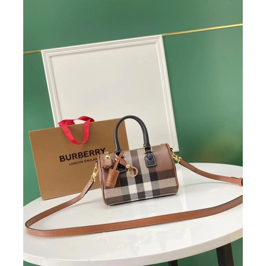 2024.03.09P600 (Top Original) Bur Latest Birch Brown Checkered Bowling Bag ❤️  The material is environmentally friendly waterproof and stain resistant canvas mini size ❤️ Lightweight upper body with large capacity and versatility. The main promotion of in