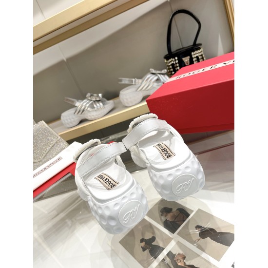 On July 16, 2023, the top-level version of Roger Vivier, the new drill buckle cross strap thick sole sandal for the summer of 2023, was released by RV. This new sandal is incredibly beautiful and has a great foot feel. The upper foot is soft and super com