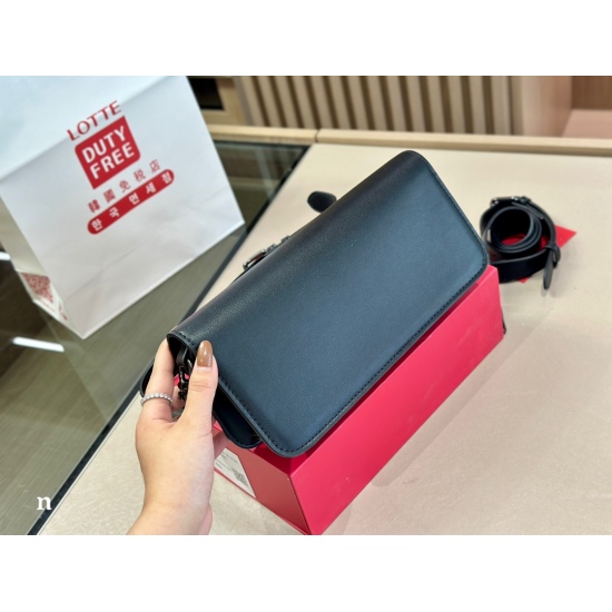 2023.11.10 200 195 comes with a foldable box size: 27.14cm 20.12cm Valentino New Product! Who can refuse Bling Bling bags, small dresses with various flowers in spring and summer~It's completely fine~
