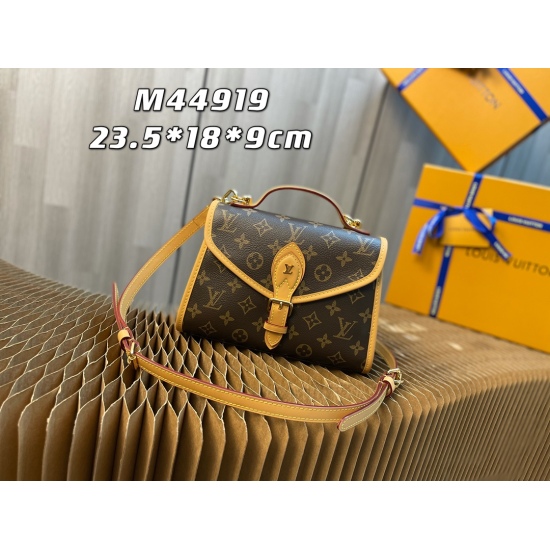 20231125 Internal Price P500 Top Original Order [Exclusive Background] Model Number: M44919 This retro and fashionable LV Ivy handbag is the focal point of Nicolas Ghesquire's early spring 2020 fashion show series. The design inspiration is derived from t