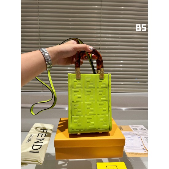 2023.10.26 P185 Gift Box ⚠️ The size 13.17 Fendi Fendi score bag should not be underestimated, with a retro style full of elegance and fashion coexisting