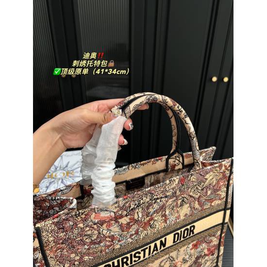 2023.10.07 Large P320 box ⚠️ Size 41.34 medium P310 with box ⚠️ Size 36.28 Dior Embroidered Tote Bag ✅ The classic atmosphere in the top original classic without losing personality, easy to handle with any combination, is a must-have item for every cute g