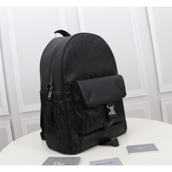This backpack from 20231126 630 is a new product of the season, incorporating high order spirit into functional items and enriching the Dior Explorer collection. Crafted with black technology fabric, embellished with Oblique Mirage print and black grain l