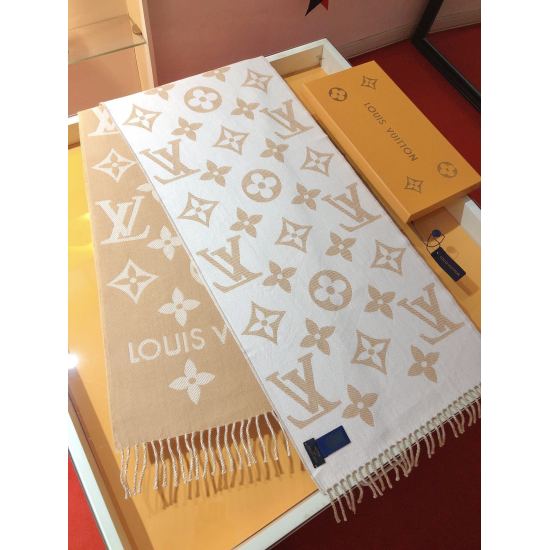 2023.10.05 35 ❗ Version update! LV [ESSENTIAL] Scarves Arrived ❗ The classic Monogram pattern is showcased on both sides, showcasing the brand's heritage with the Monogram pattern and Louis Vuitton logo, paired with soft tassel trim, making it a casual ch