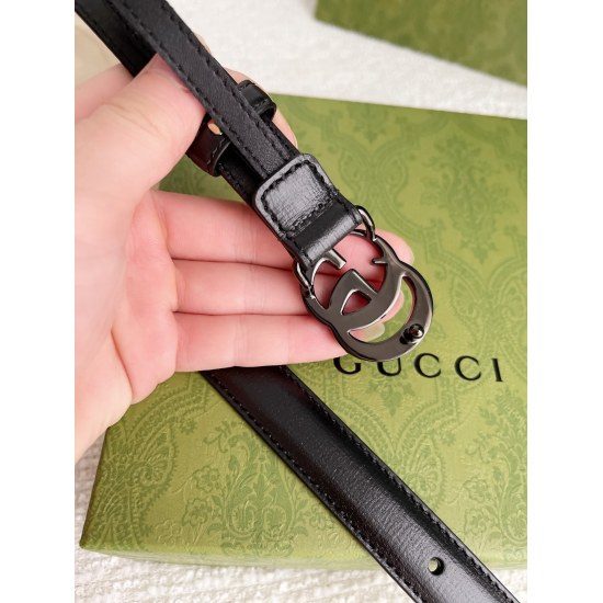 On December 14, 2023, Gucci's new 2.0 Aria Fashion Ode series launched multiple single tone accessories, presenting classic designs with a minimalist and modern atmosphere. This GG Marmont series belt is made of black leather and adorned with a double G b